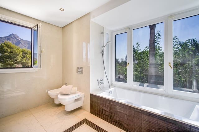Chalet de 5 habitaciones en Lomas De Marbella, Marbella en venta con piscina garaje - 2.650.000 € (Ref: 9848551)