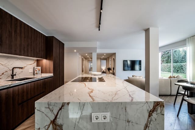 4 bedroom Apartment for sale in Lomas De Marbella, Marbella with pool garage - € 1,995,000 (Ref: 9848552)