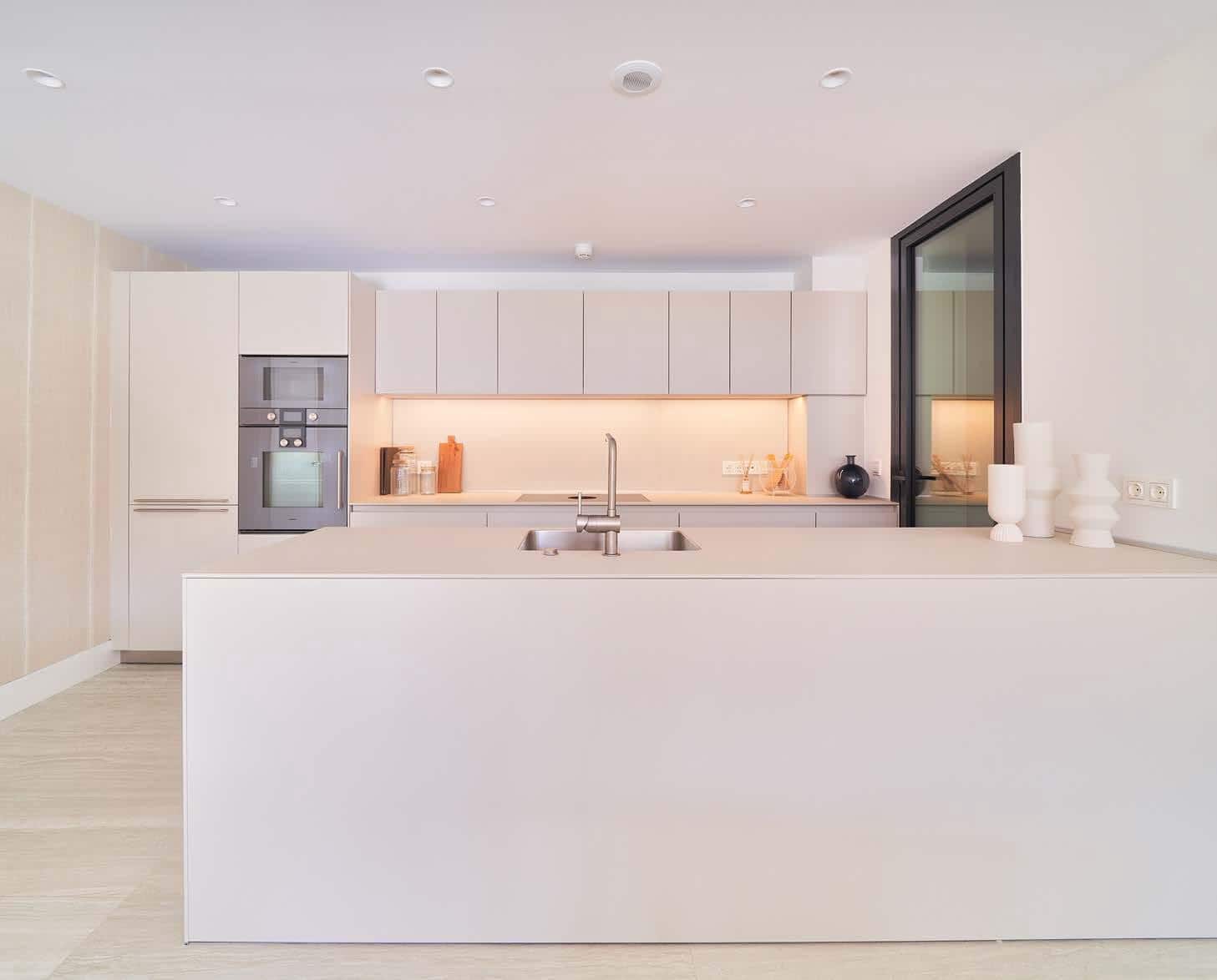 2 sovrum Lägenhet till salu i Estepona med pool garage - 850 000 € (Ref: 9848573)
