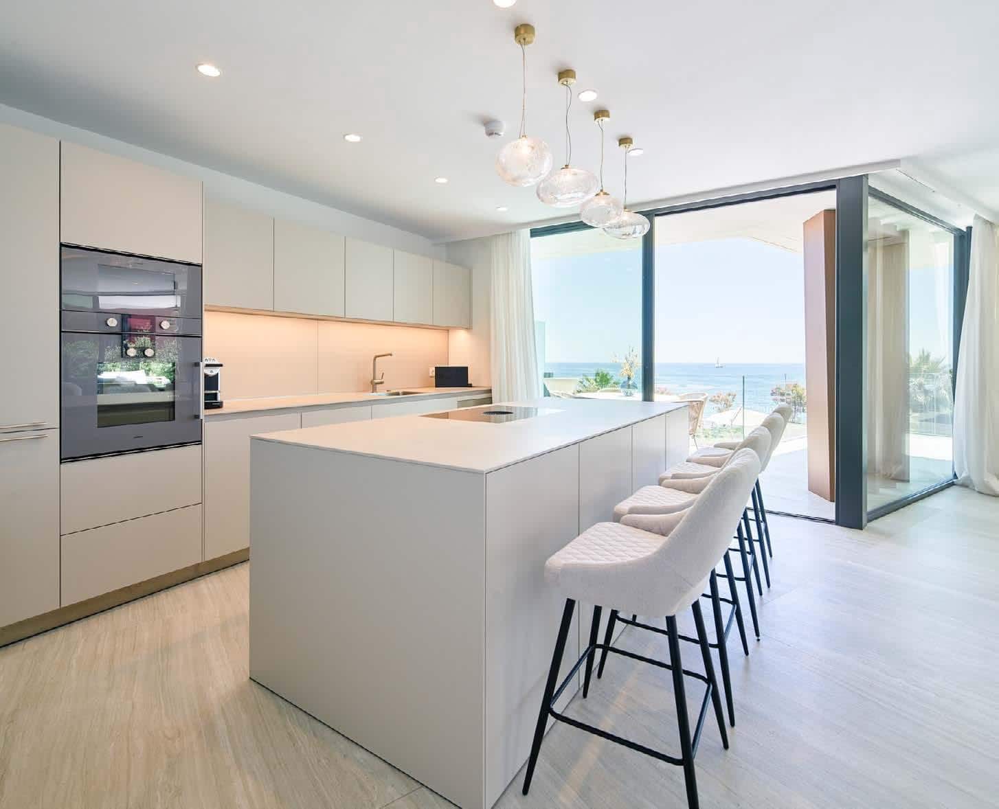 Apartamento de 3 habitaciones en Estepona en venta con piscina garaje - 2.650.000 € (Ref: 9848574)