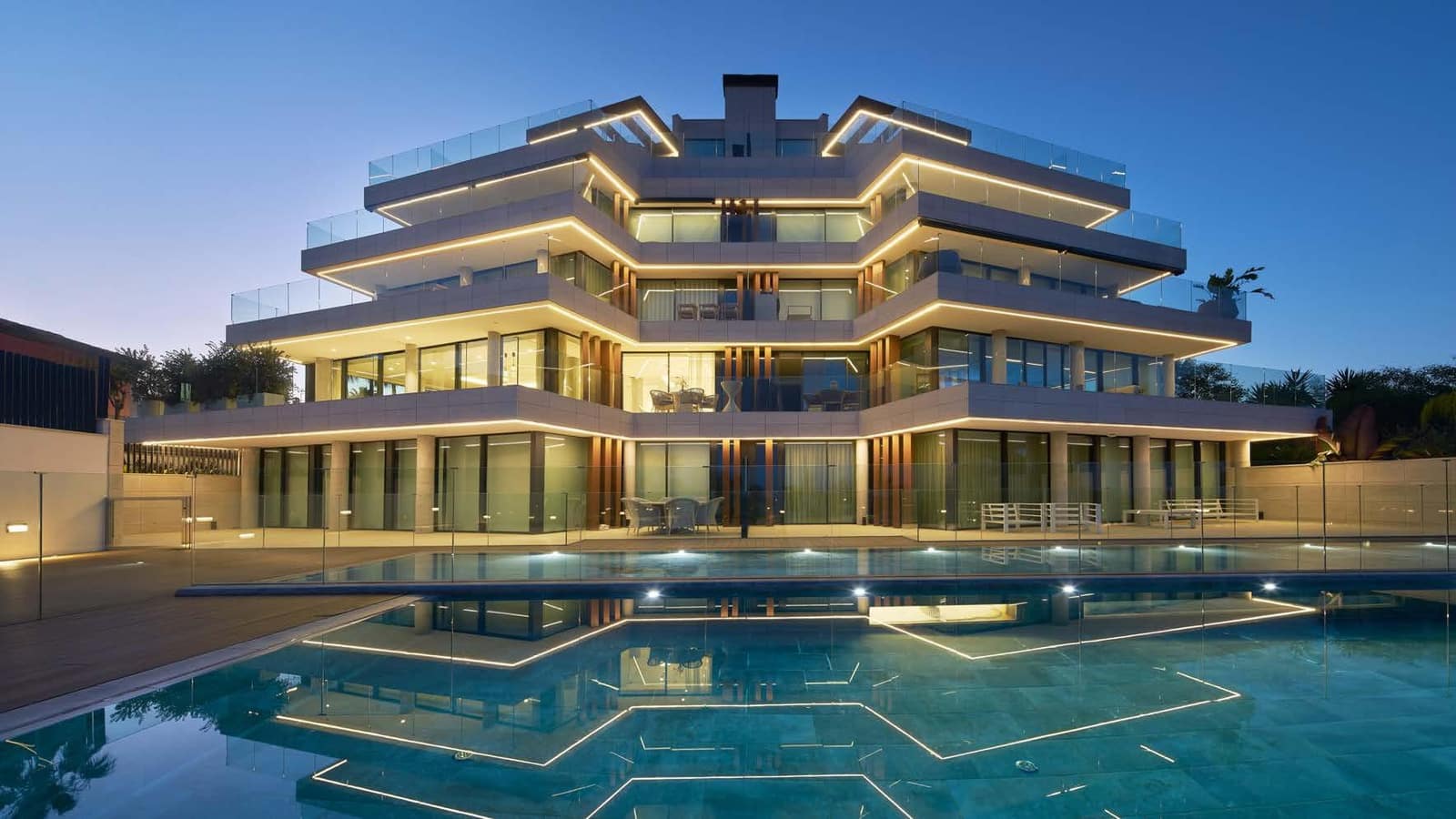 Apartamento de 3 habitaciones en Estepona en venta con piscina garaje - 2.650.000 € (Ref: 9848574)