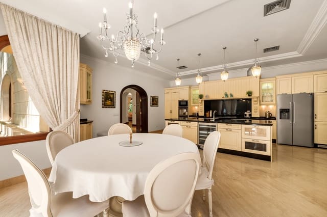 8 sypialnia Willa na sprzedaż w Guadalmina Baja, Marbella z basenem garażem - 9 700 000 € (Ref: 9848590)
