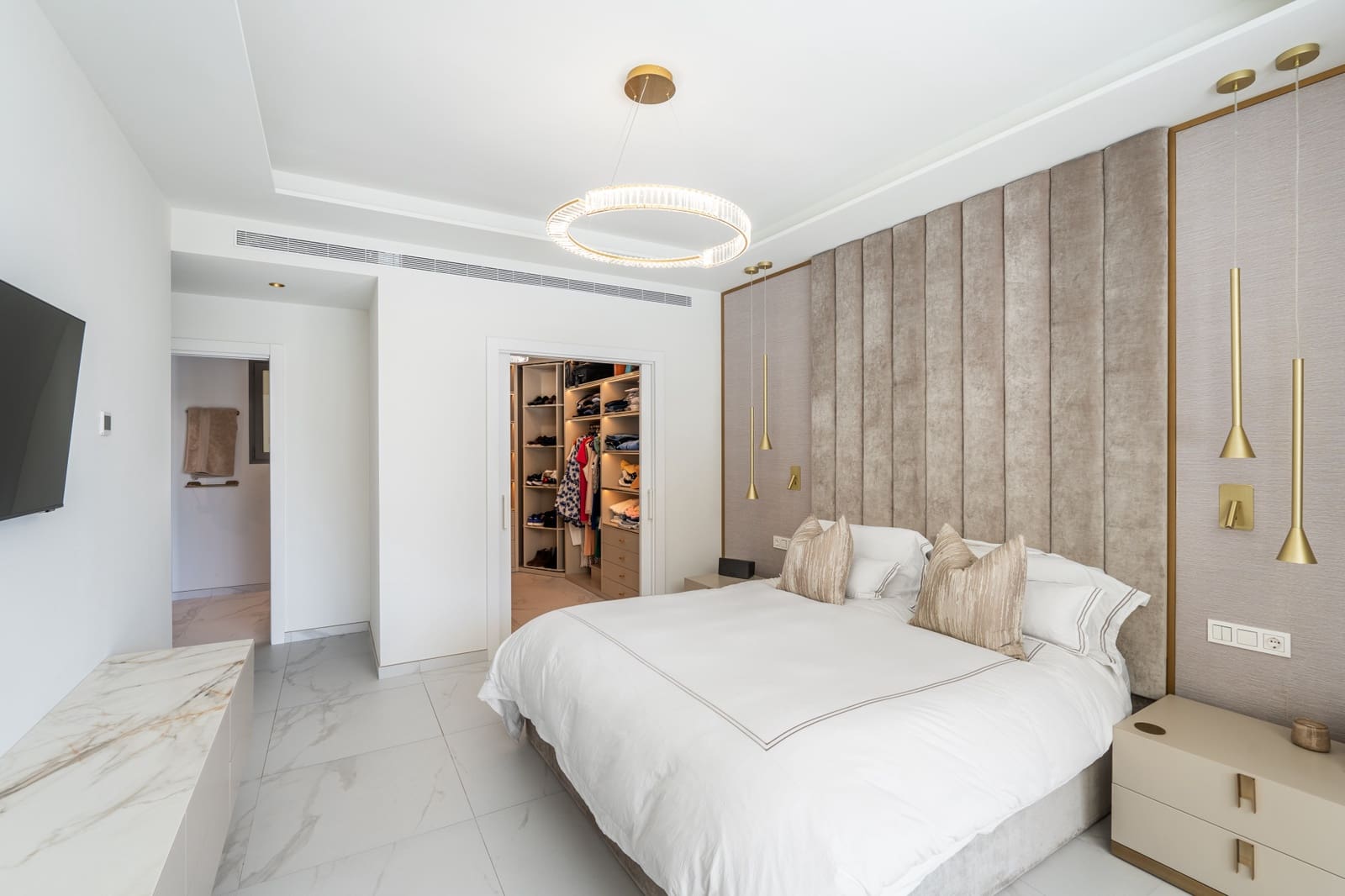 3 bedroom Apartment for sale in Mijas Costa with pool garage - € 1,450,000 (Ref: 9848594)