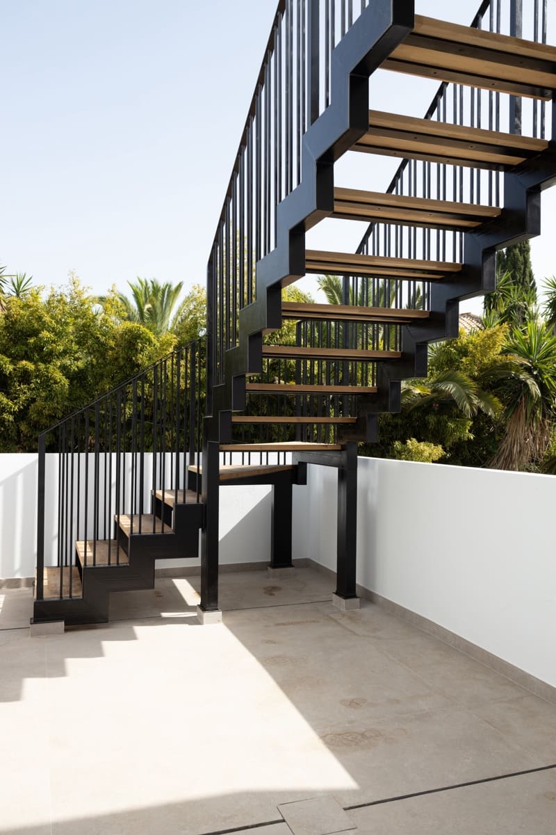 5 bedroom Villa for sale in Marbella with pool garage - € 3,690,000 (Ref: 9848595)