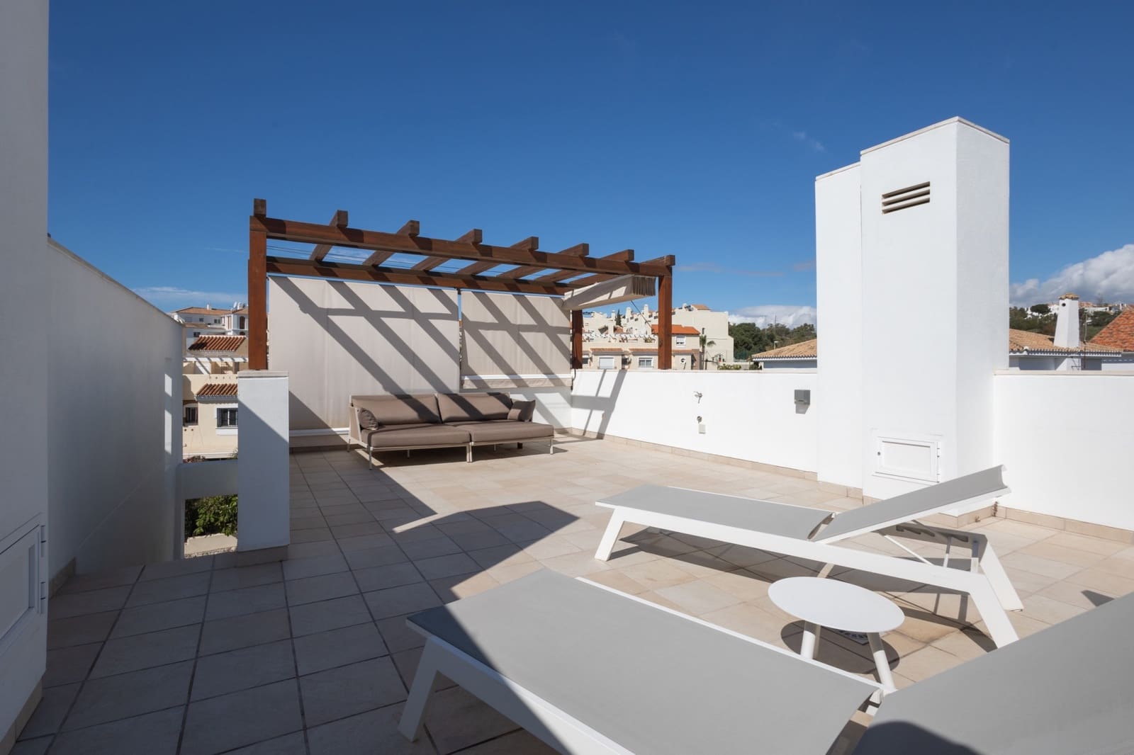 4 soveværelse Semi-Rækkehus til salg i El Chaparral med swimmingpool garage - € 849.000 (Ref: 9848597)