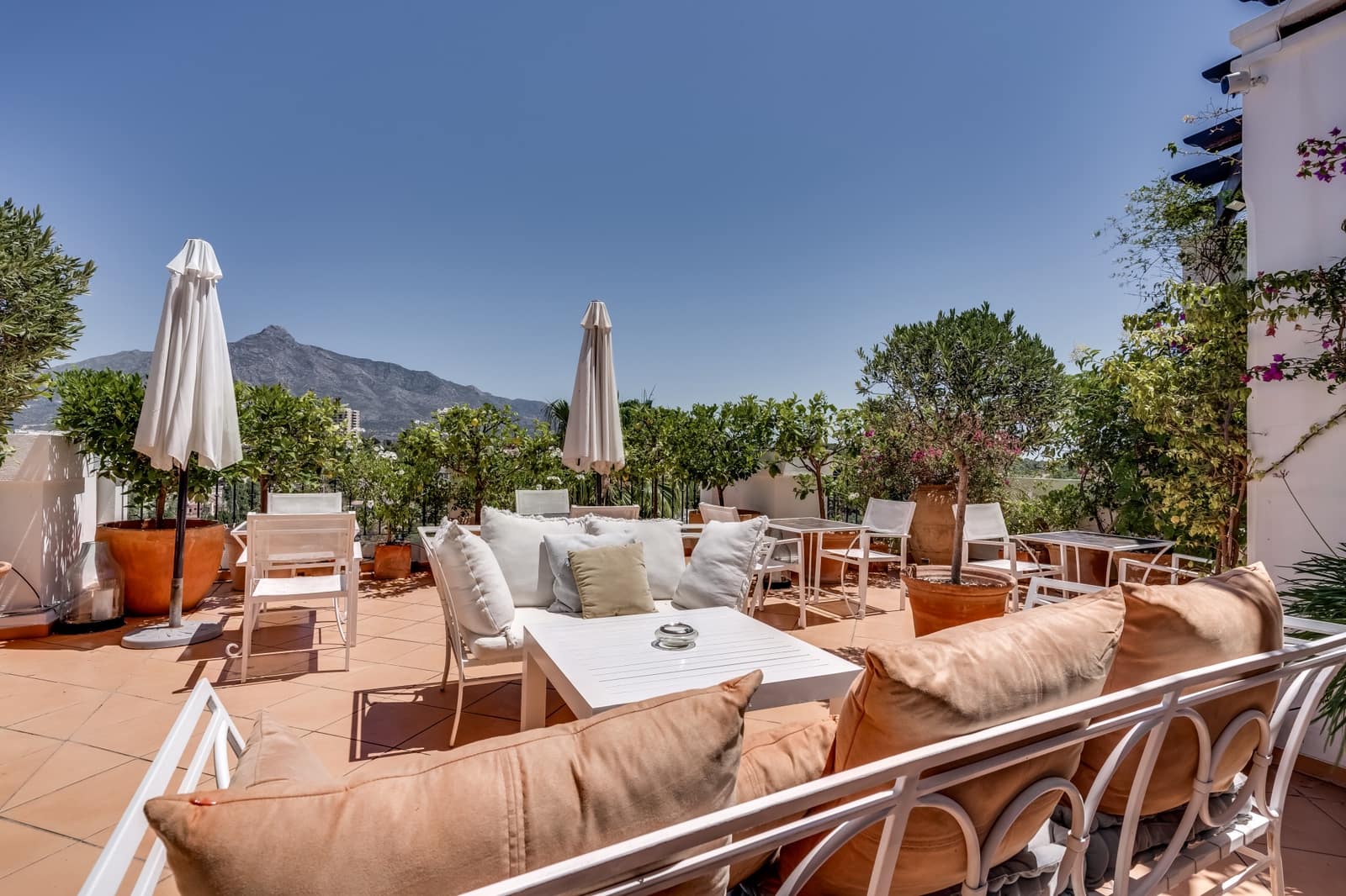 3 soveværelse Penthouse til salg i Nueva Andalucia med swimmingpool garage - € 1.750.000 (Ref: 9848605)