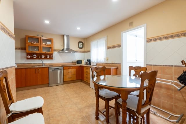 3 bedroom Flat for sale in Centro, Estepona - € 950,000 (Ref: 9848606)