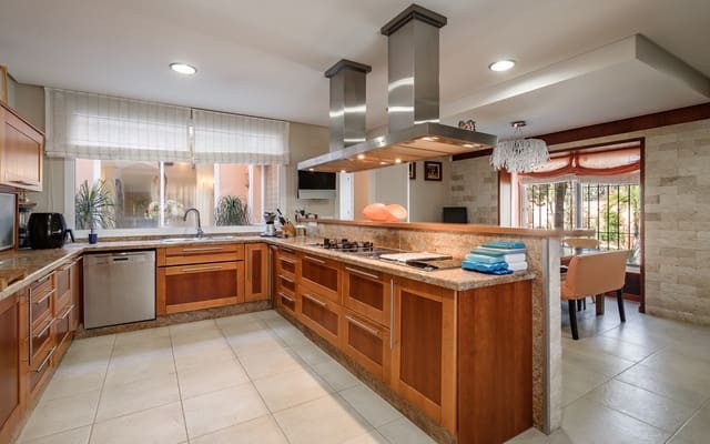 8 sypialnia Willa na sprzedaż w El Velerín, Estepona z basenem garażem - 6 800 000 € (Ref: 9848610)