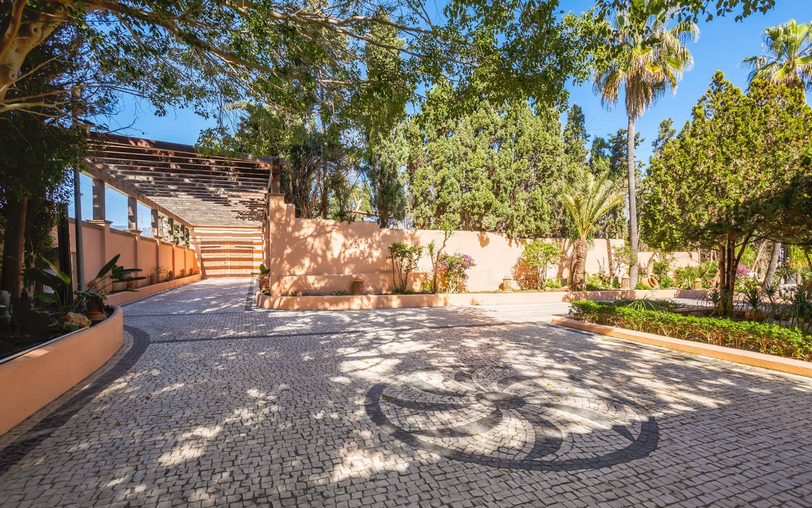 8 bedroom Villa for sale in El Velerin with pool garage - € 6,800,000 (Ref: 9848610)