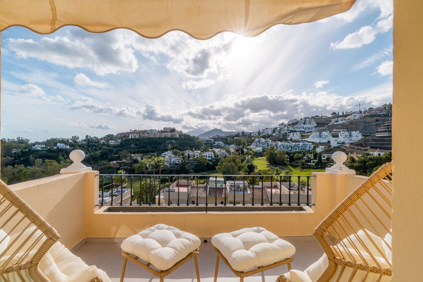3 bedroom Penthouse for sale in Benahavis with pool garage - € 1,150,000 (Ref: 9848616)