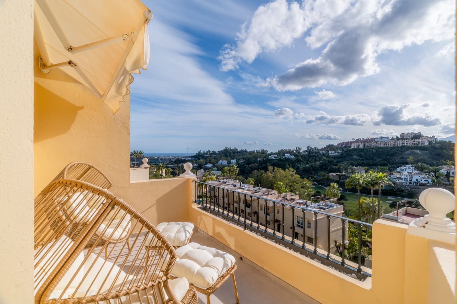 3 bedroom Penthouse for sale in Benahavis with pool garage - € 1,150,000 (Ref: 9848616)