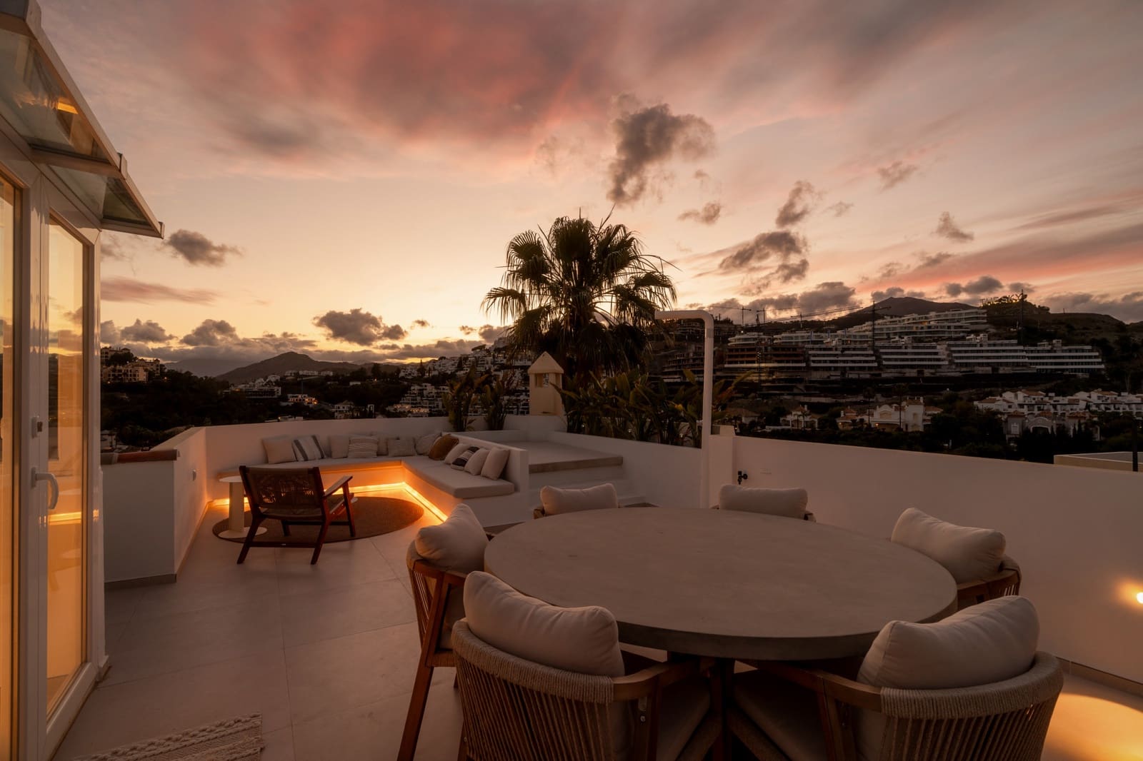3 bedroom Penthouse for sale in Benahavis with pool garage - € 1,150,000 (Ref: 9848616)