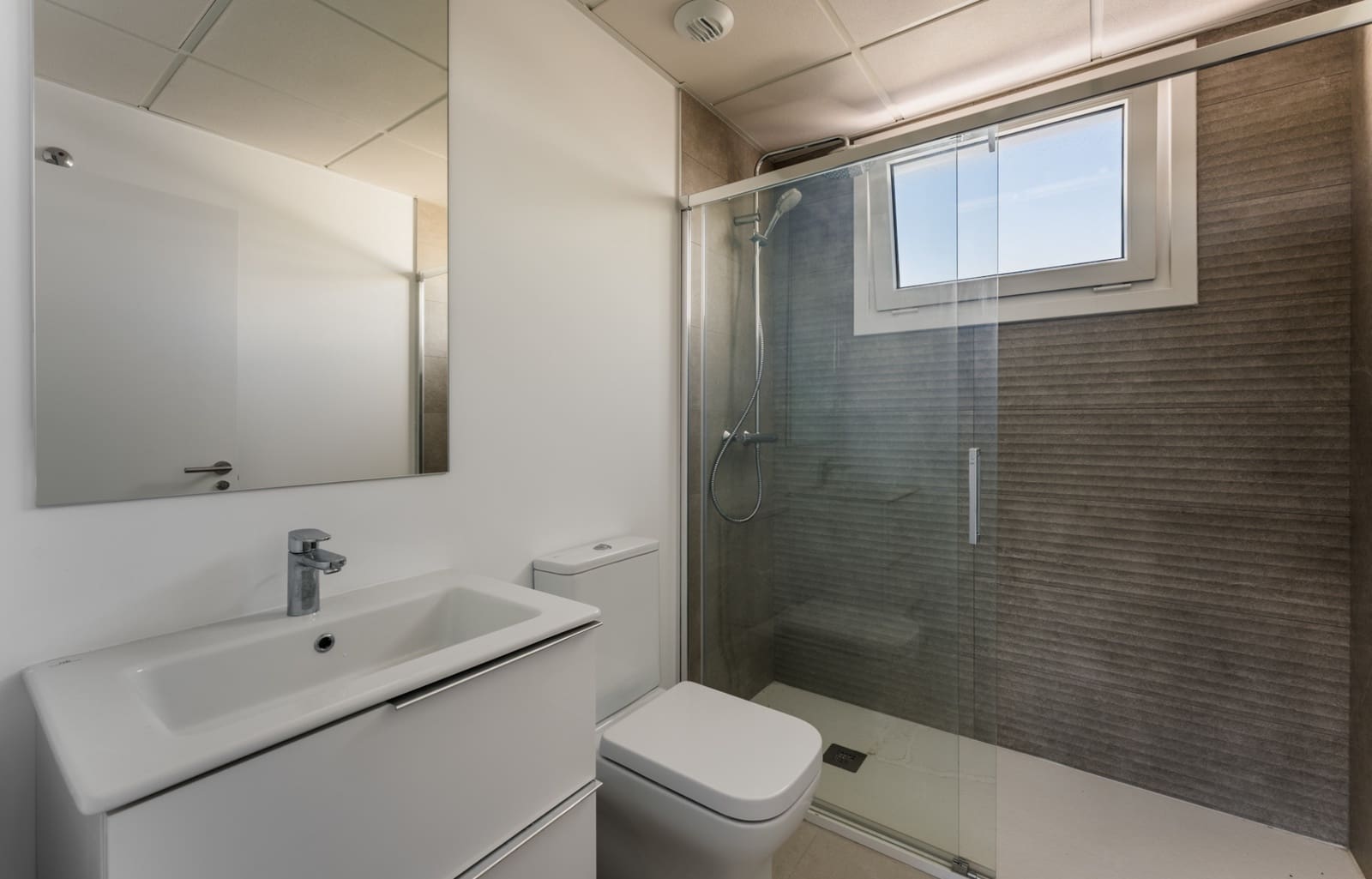 3 quarto Penthouse para venda em Estepona com piscina garagem - 695 000 € (Ref: 9848631)