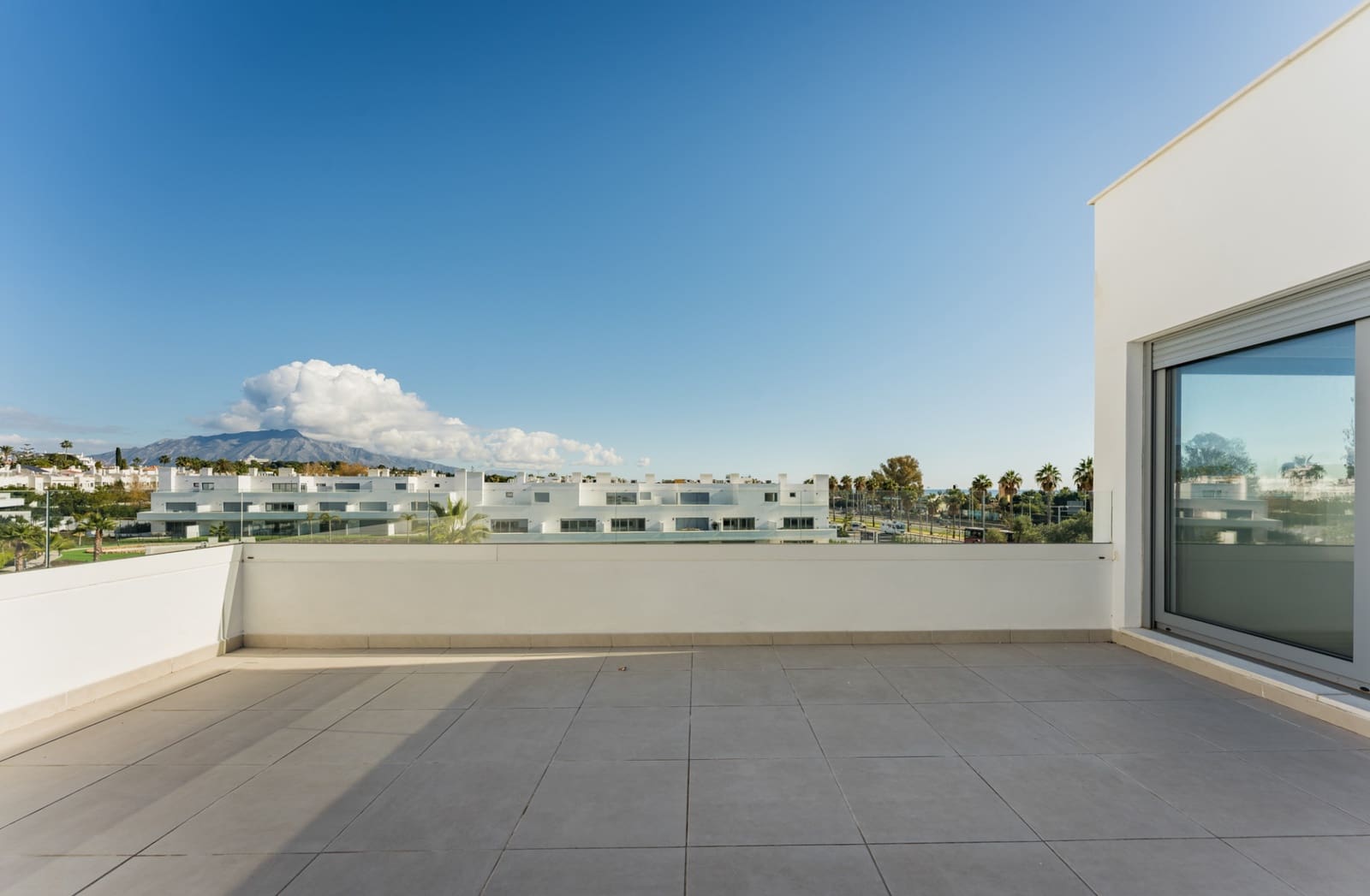 3 quarto Penthouse para venda em Estepona com piscina garagem - 695 000 € (Ref: 9848631)