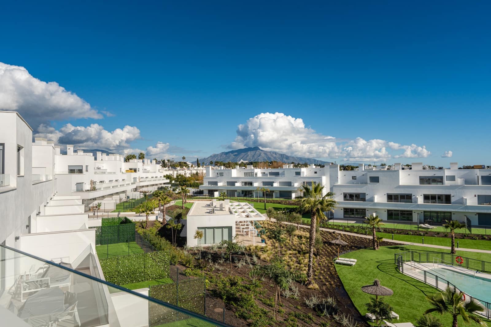 3 quarto Penthouse para venda em Estepona com piscina garagem - 695 000 € (Ref: 9848631)