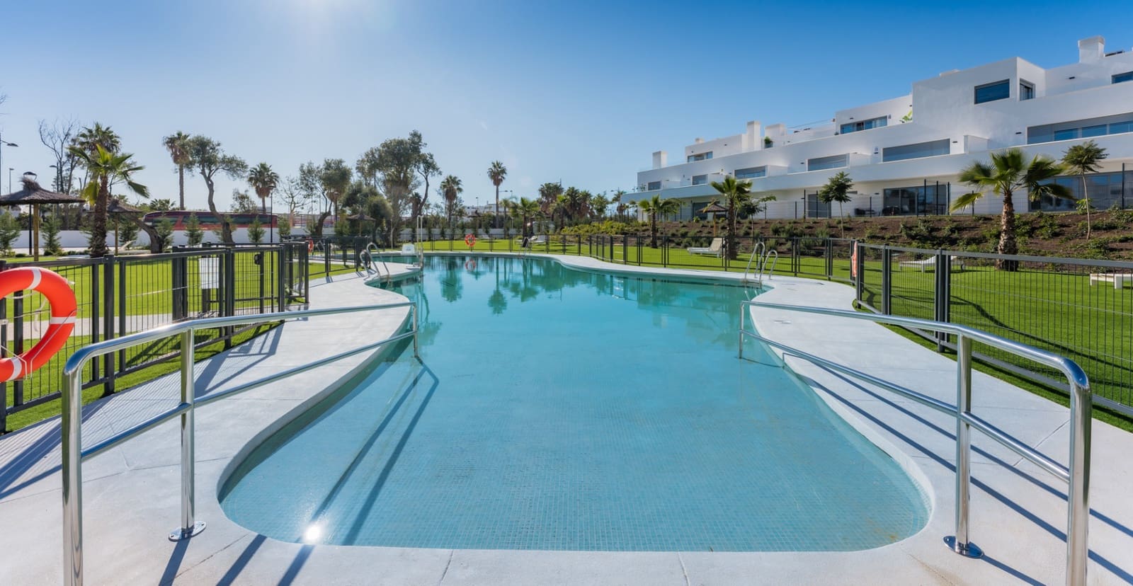 3 quarto Penthouse para venda em Estepona com piscina garagem - 695 000 € (Ref: 9848631)