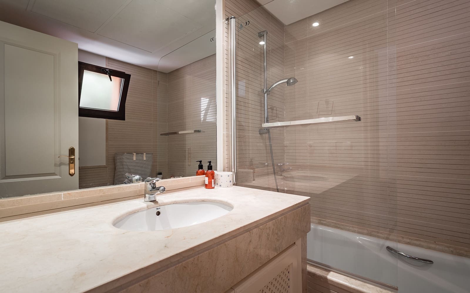 2 sypialnia Apartament na sprzedaż w Benahavis z basenem garażem - 495 000 € (Ref: 9848637)