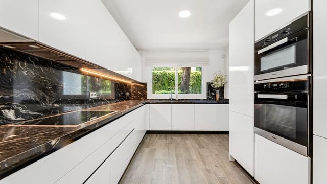 5 sypialnia Willa na sprzedaż w La Quinta, Benahavís z basenem garażem - 3 795 000 € (Ref: 9848657)