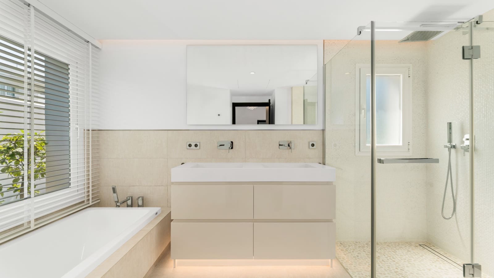 5 soverom Villa til salgs i La Quinta med svømmebasseng garasje - € 3 795 000 (Ref: 9848657)