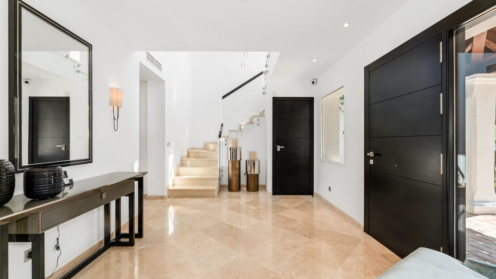 5 bedroom Villa for sale in La Quinta with pool garage - € 3,795,000 (Ref: 9848657)