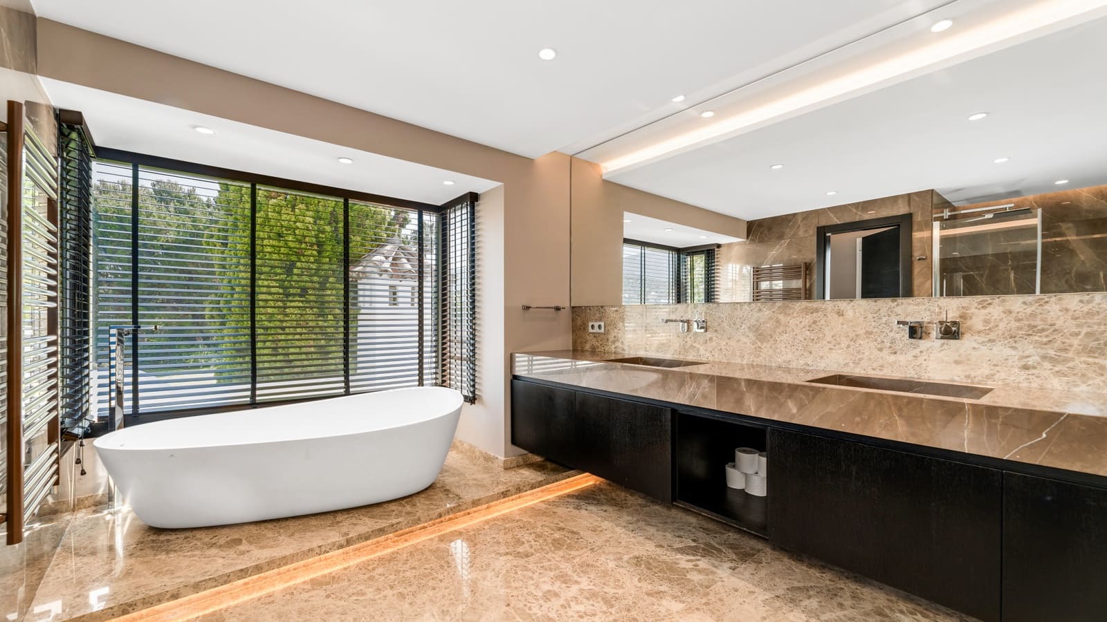 5 bedroom Villa for sale in La Quinta with pool garage - € 3,795,000 (Ref: 9848657)