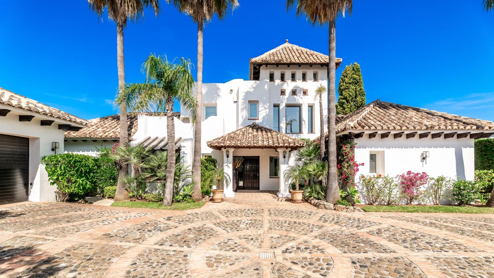 5 bedroom Villa for sale in La Quinta with pool garage - € 3,795,000 (Ref: 9848657)