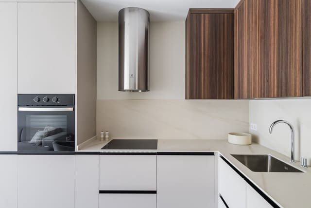 3 sypialnia Apartament na sprzedaż w Los Arqueros - Puerto del Almendro, Benahavís z basenem garażem - 599 000 € (Ref: 9848658)