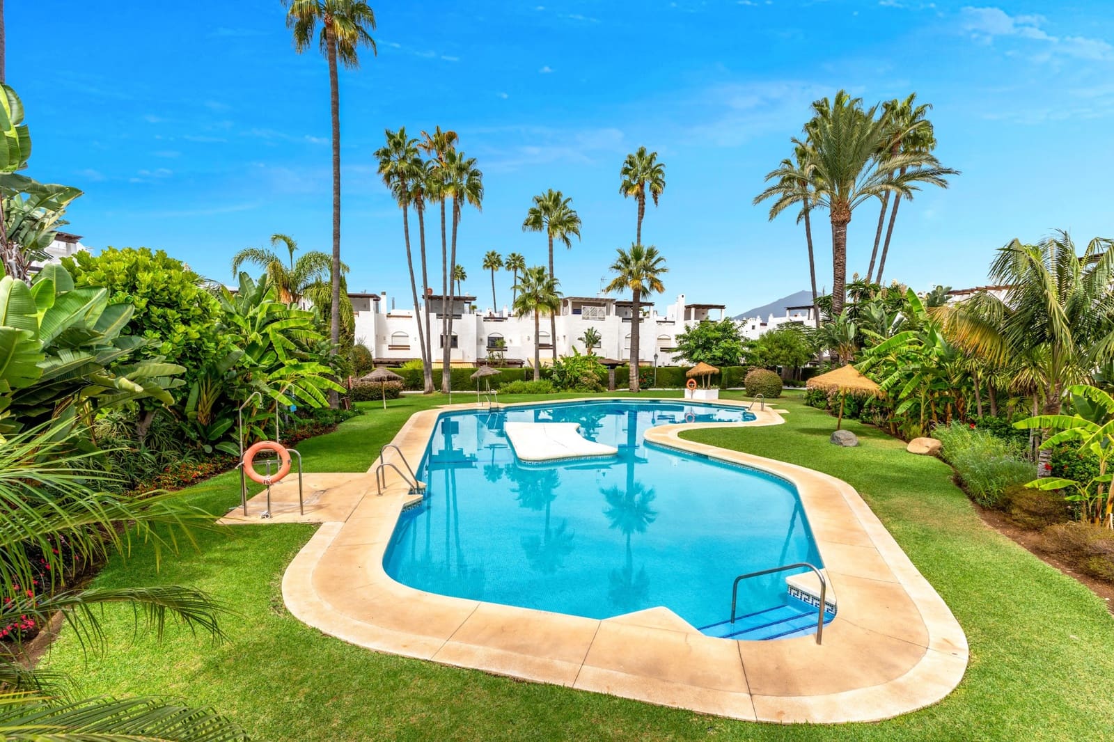 4 soverom Hus til salgs i San Pedro de Alcantara med svømmebasseng garasje - € 1 095 000 (Ref: 9848667)