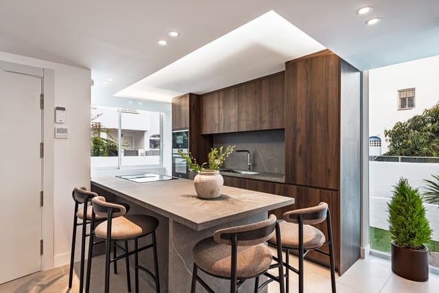 Casa de 4 habitaciones en Nagüeles Alto, Marbella en venta con piscina garaje - 1.325.000 € (Ref: 9848724)