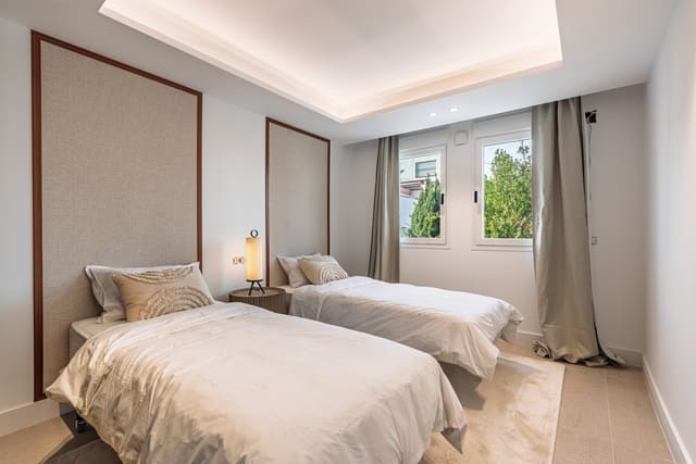 Casa de 4 habitaciones en Nagüeles Alto, Marbella en venta con piscina garaje - 1.325.000 € (Ref: 9848724)