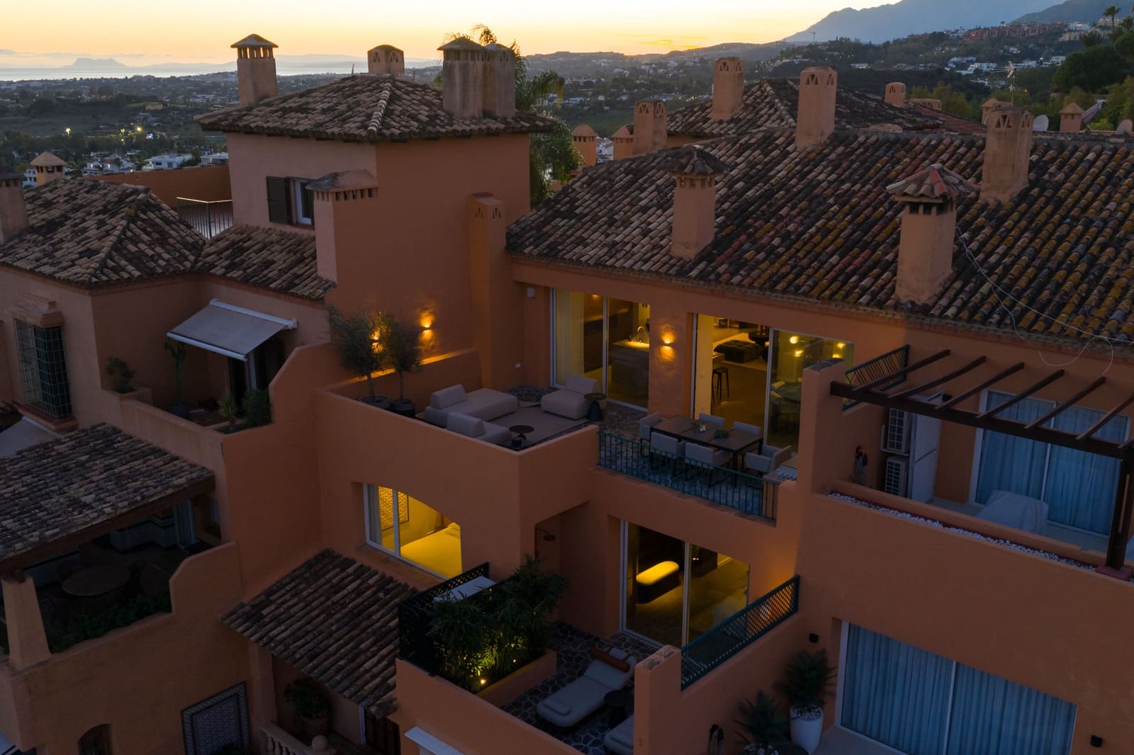 4 sypialnia Penthouse na sprzedaż w Marbella z basenem garażem - 3 295 000 € (Ref: 9848733)