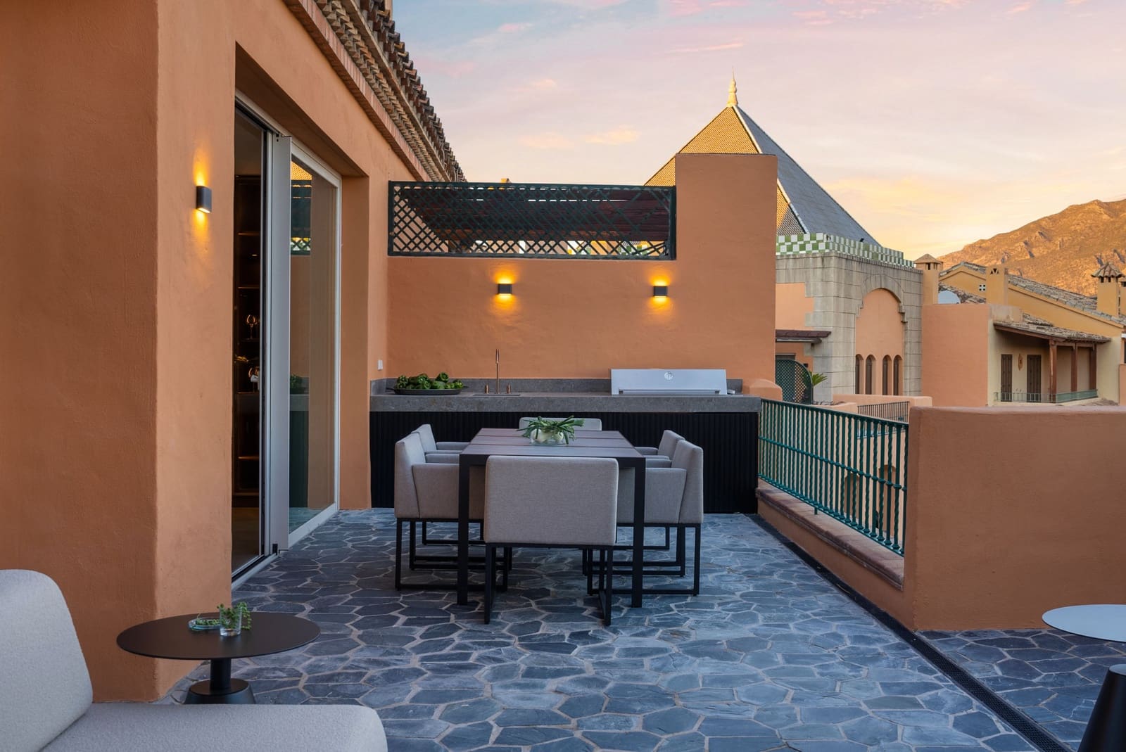 4 sypialnia Penthouse na sprzedaż w Marbella z basenem garażem - 3 295 000 € (Ref: 9848733)