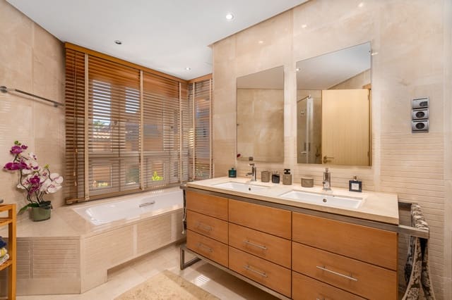 3 sypialnia Apartament na sprzedaż w Sierra Blanca, Marbella z basenem garażem - 1 650 000 € (Ref: 9848747)