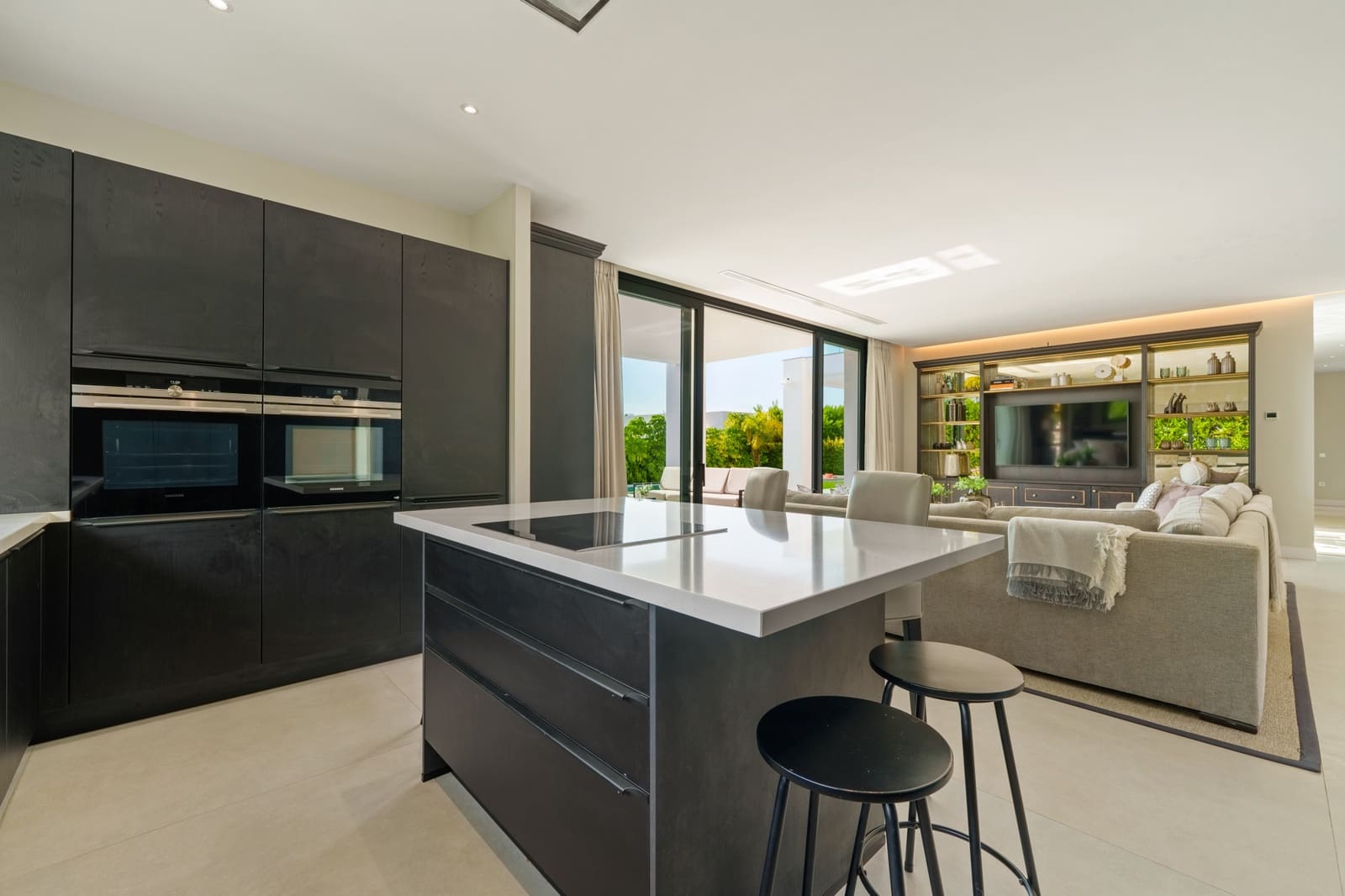 6 bedroom Villa for sale in La Quinta with pool garage - € 4,695,000 (Ref: 9848761)