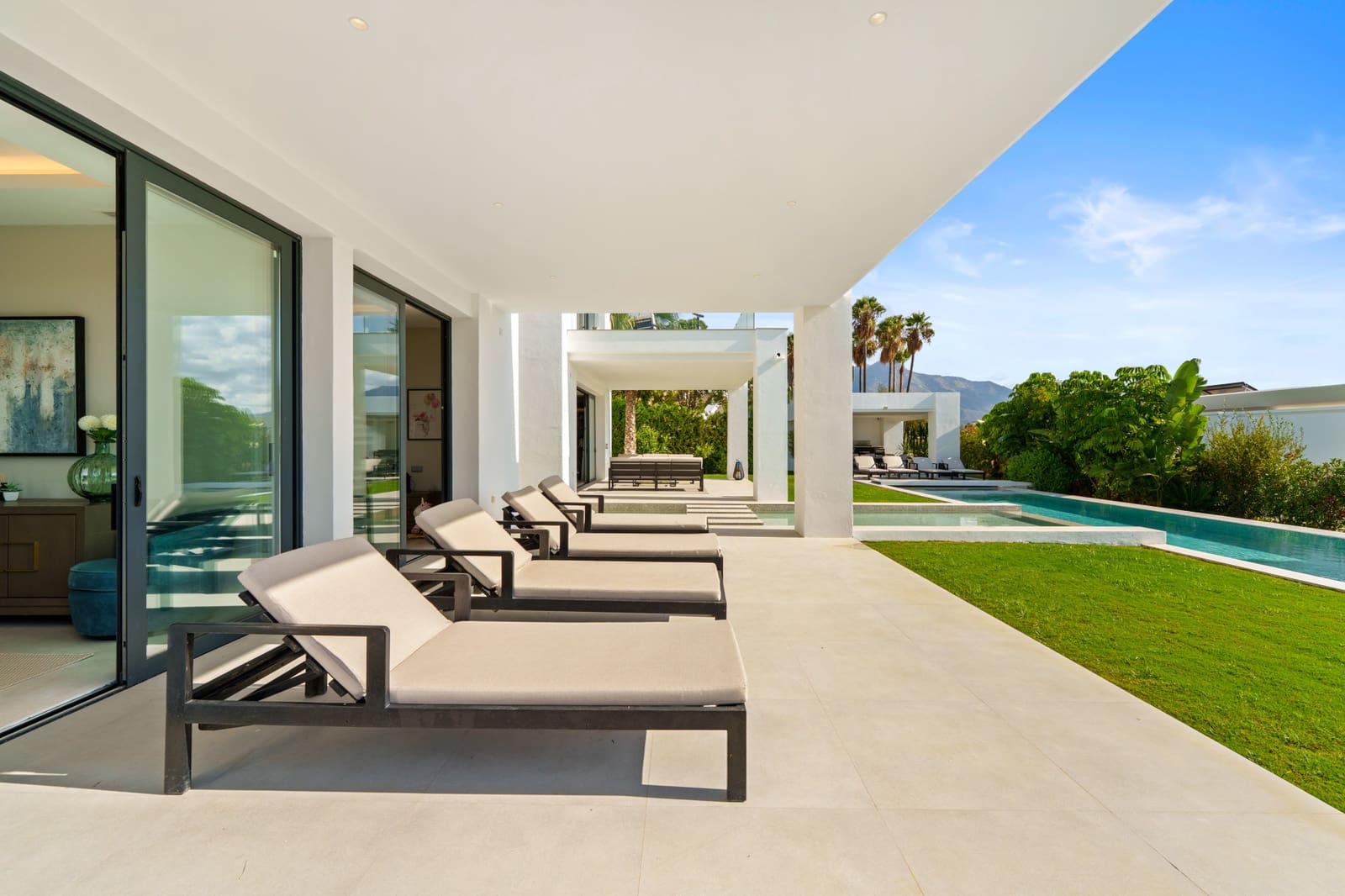 6 bedroom Villa for sale in La Quinta with pool garage - € 4,695,000 (Ref: 9848761)