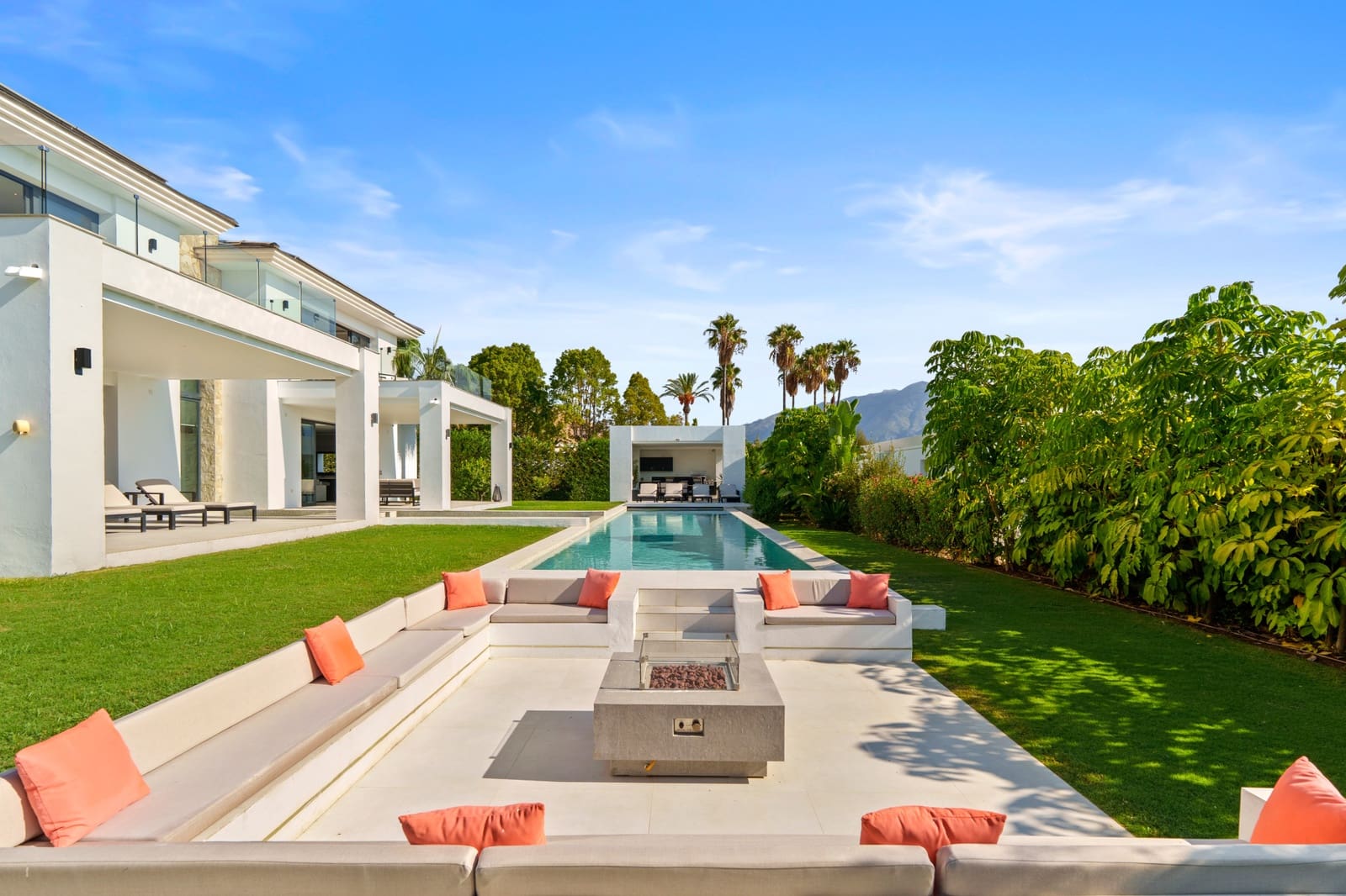 6 bedroom Villa for sale in La Quinta with pool garage - € 4,695,000 (Ref: 9848761)