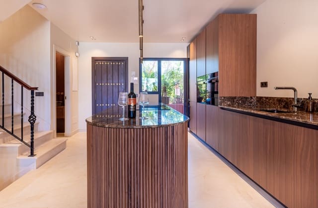4 makuuhuone Omakotitalo myytävänä paikassa Lomas De Marbella, Marbella mukana uima-altaan 
autotalli - 1 995 000 € (Ref: 9848769)