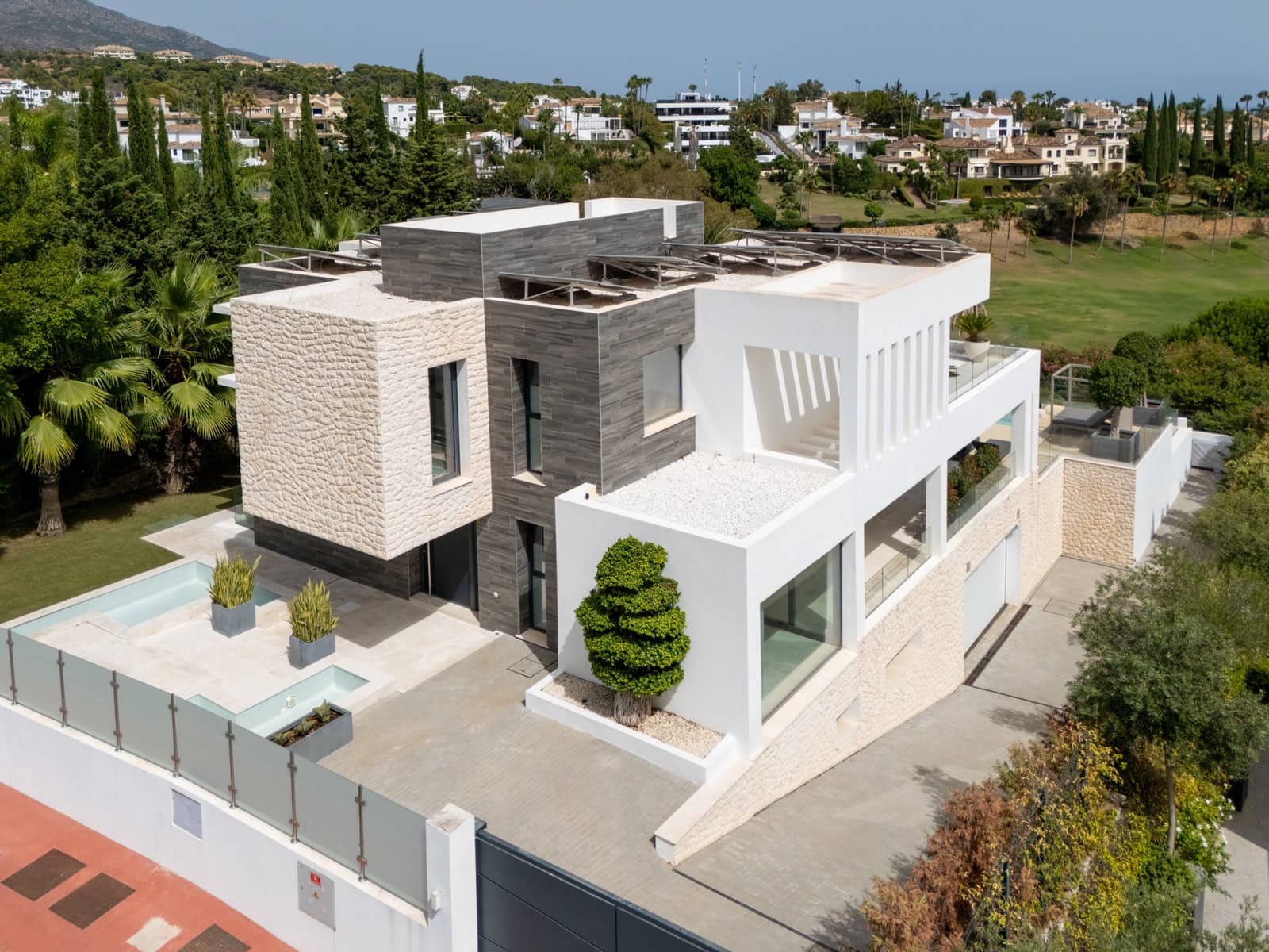 5 bedroom Villa for sale in Nueva Andalucia with pool garage - € 4,995,000 (Ref: 9848773)