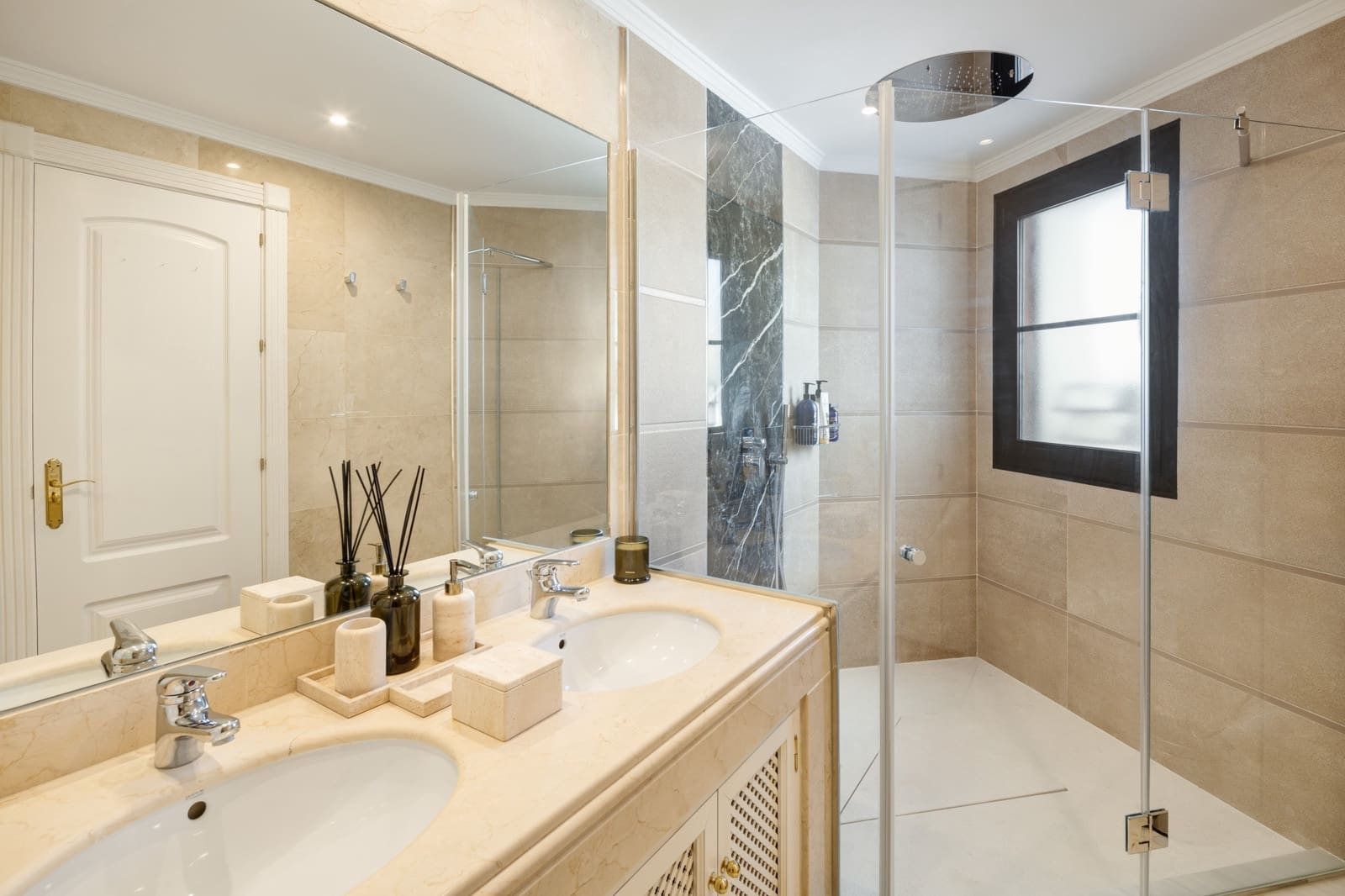 Chalet de 4 habitaciones en Benahavís en venta con piscina garaje - 2.950.000 € (Ref: 9848786)