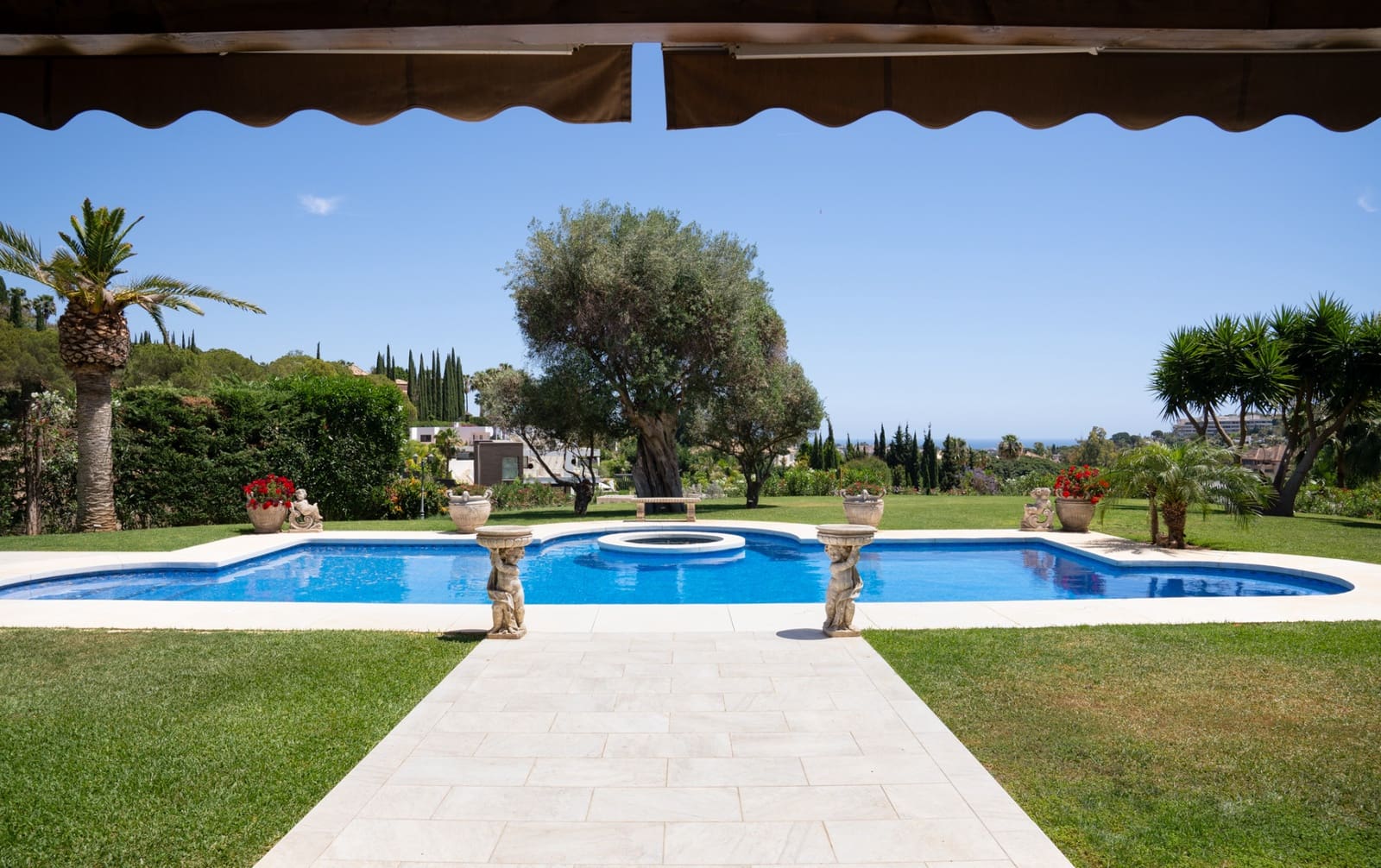 7 quarto Moradia para venda em Nueva Andalucia com piscina garagem - 5 595 000 € (Ref: 9848797)