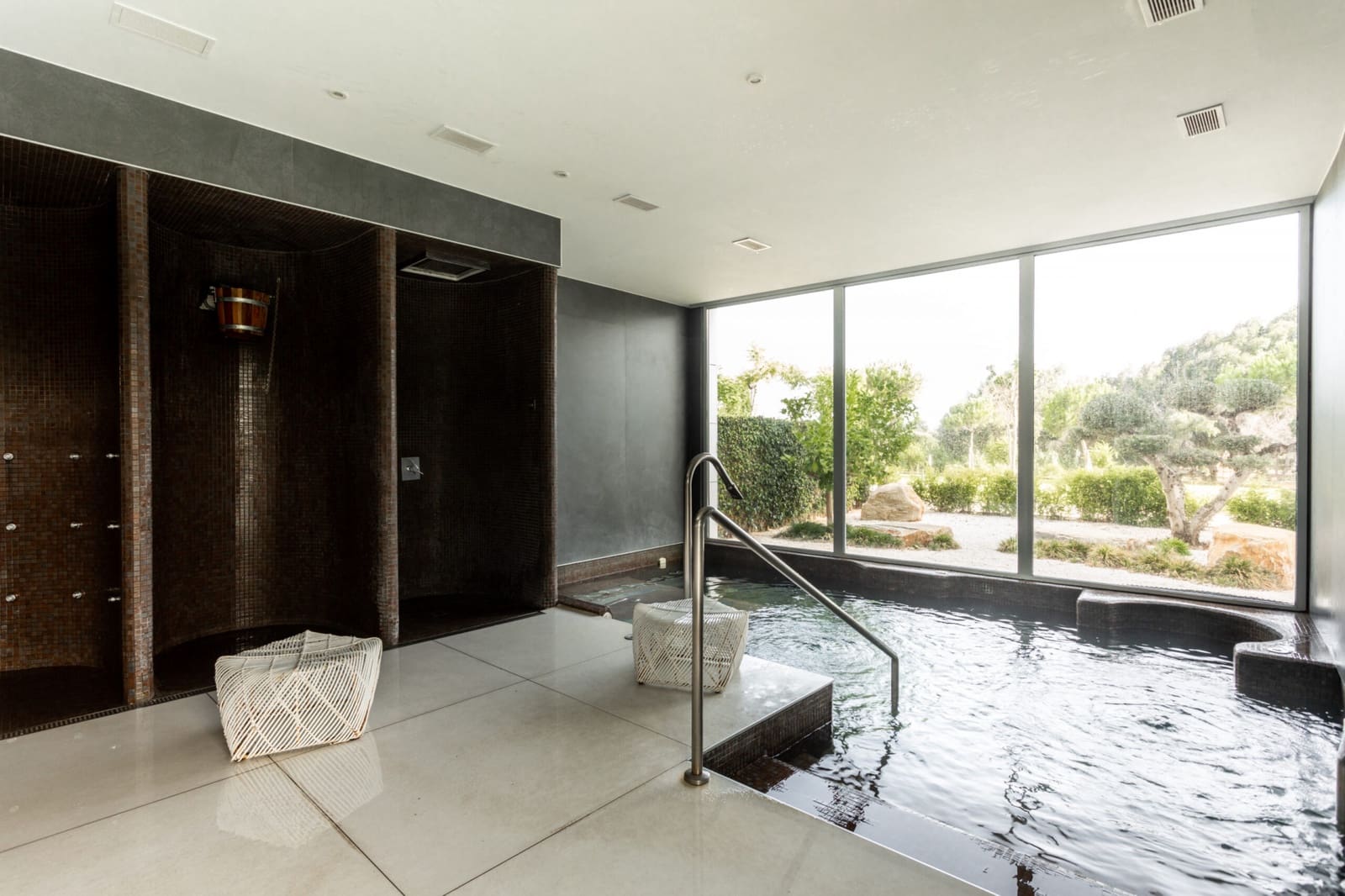 4 bedroom Apartment for sale in Estepona with pool garage - € 1,600,000 (Ref: 9848801)