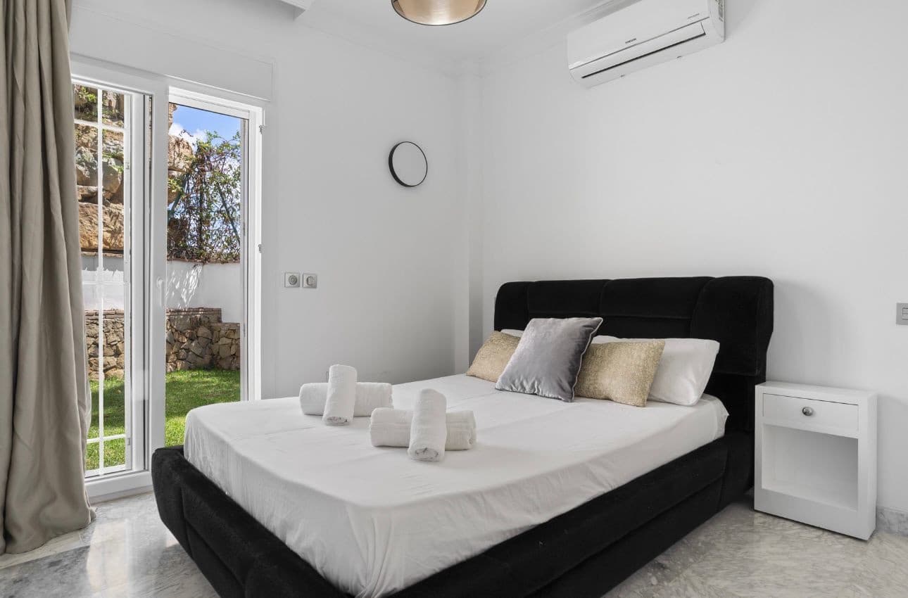 5 soverom Villa til salgs i Marbella med svømmebasseng garasje - € 2 200 000 (Ref: 9848810)