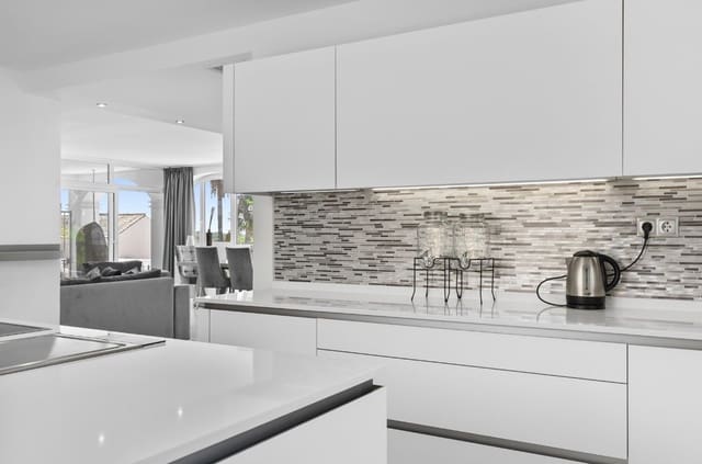 5 soverom Villa til salgs i Santa María, Marbella med svømmebasseng garasje - € 2 200 000 (Ref: 9848810)
