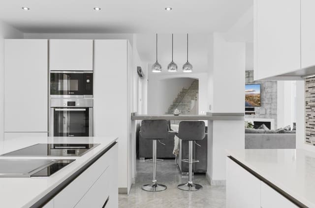 5 soverom Villa til salgs i Santa María, Marbella med svømmebasseng garasje - € 2 200 000 (Ref: 9848810)