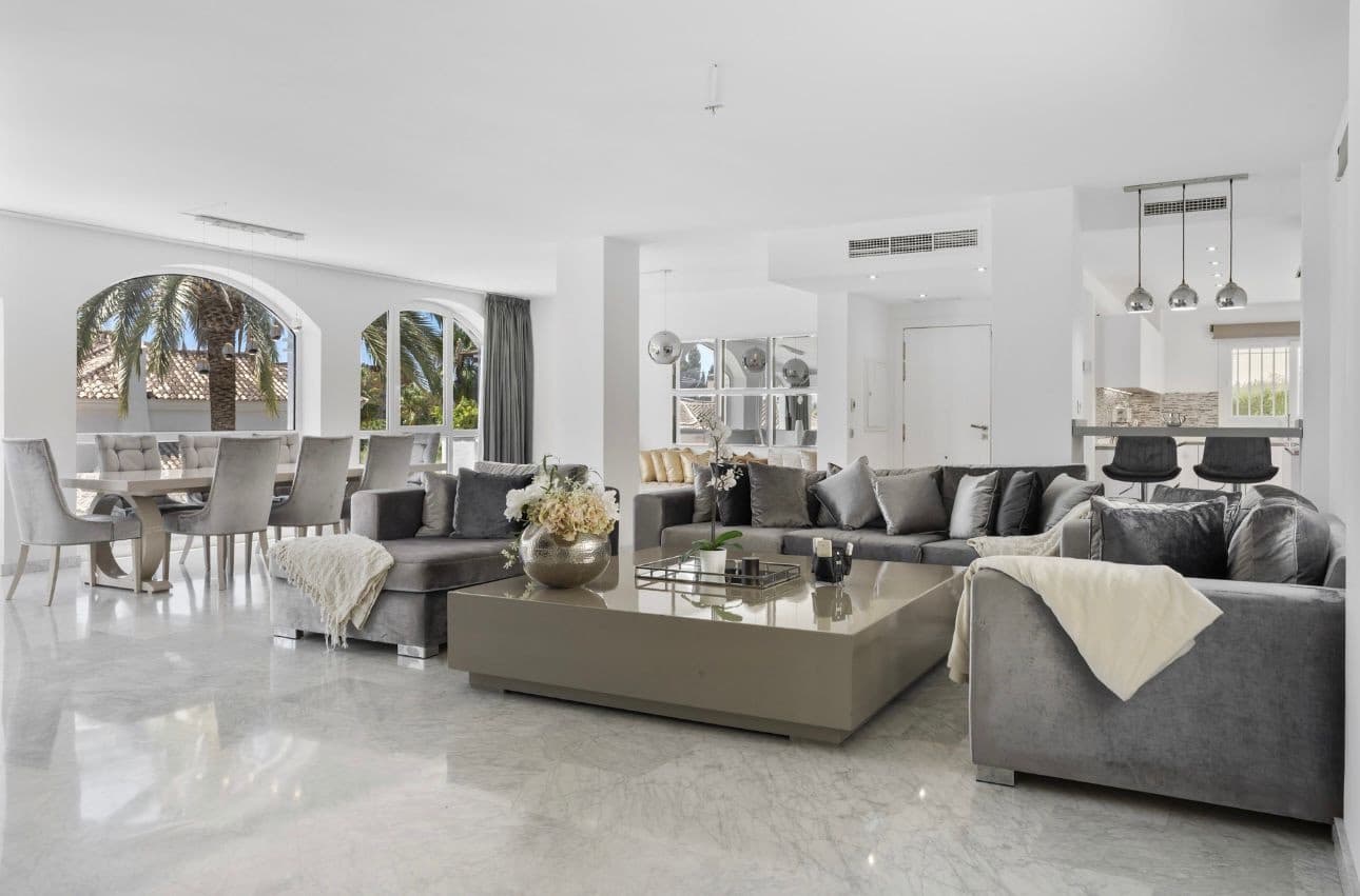 5 soverom Villa til salgs i Marbella med svømmebasseng garasje - € 2 200 000 (Ref: 9848810)