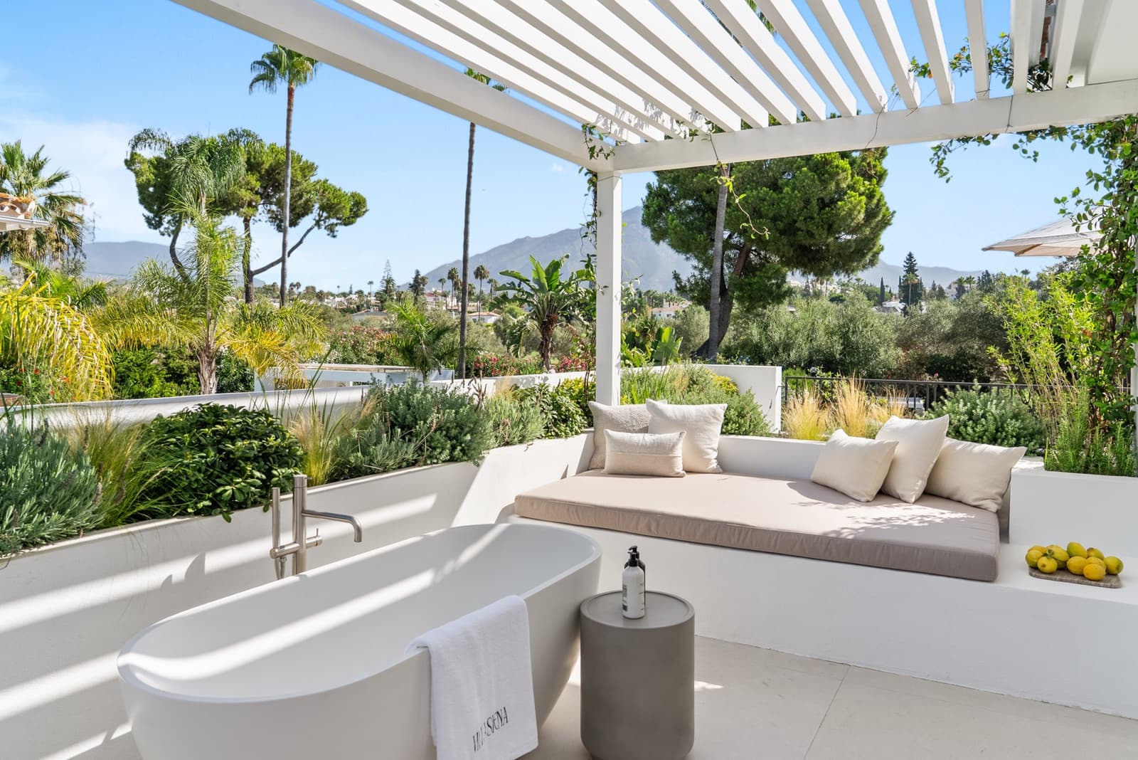 Chalet de 4 habitaciones en Marbella en venta con piscina garaje - 5.995.000 € (Ref: 9848812)