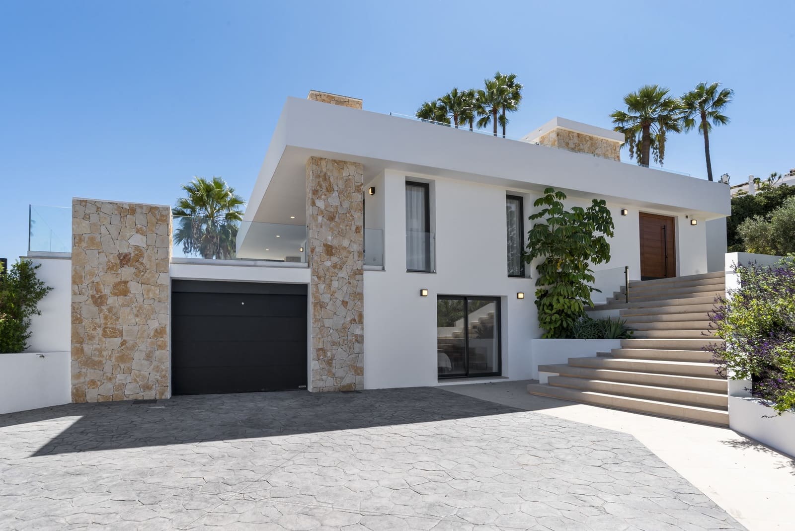 4 bedroom Villa for sale in Guadalmina with pool garage - € 3,580,000 (Ref: 9848825)