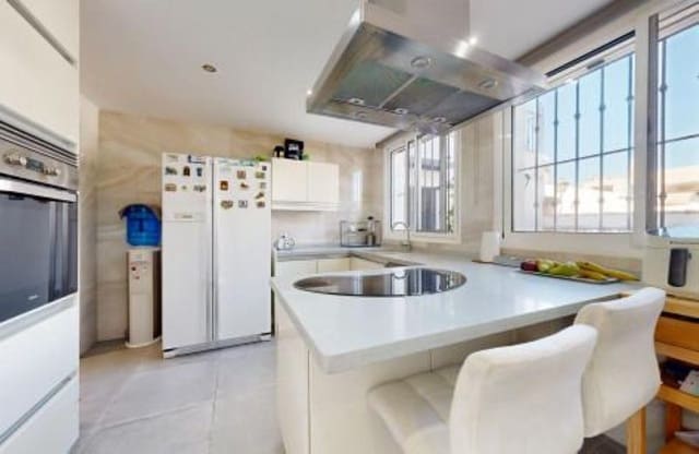 6 makuuhuone Paritalo myytävänä paikassa Lomas De Marbella, Marbella mukana uima-altaan 
autotalli - 3 700 000 € (Ref: 9848827)