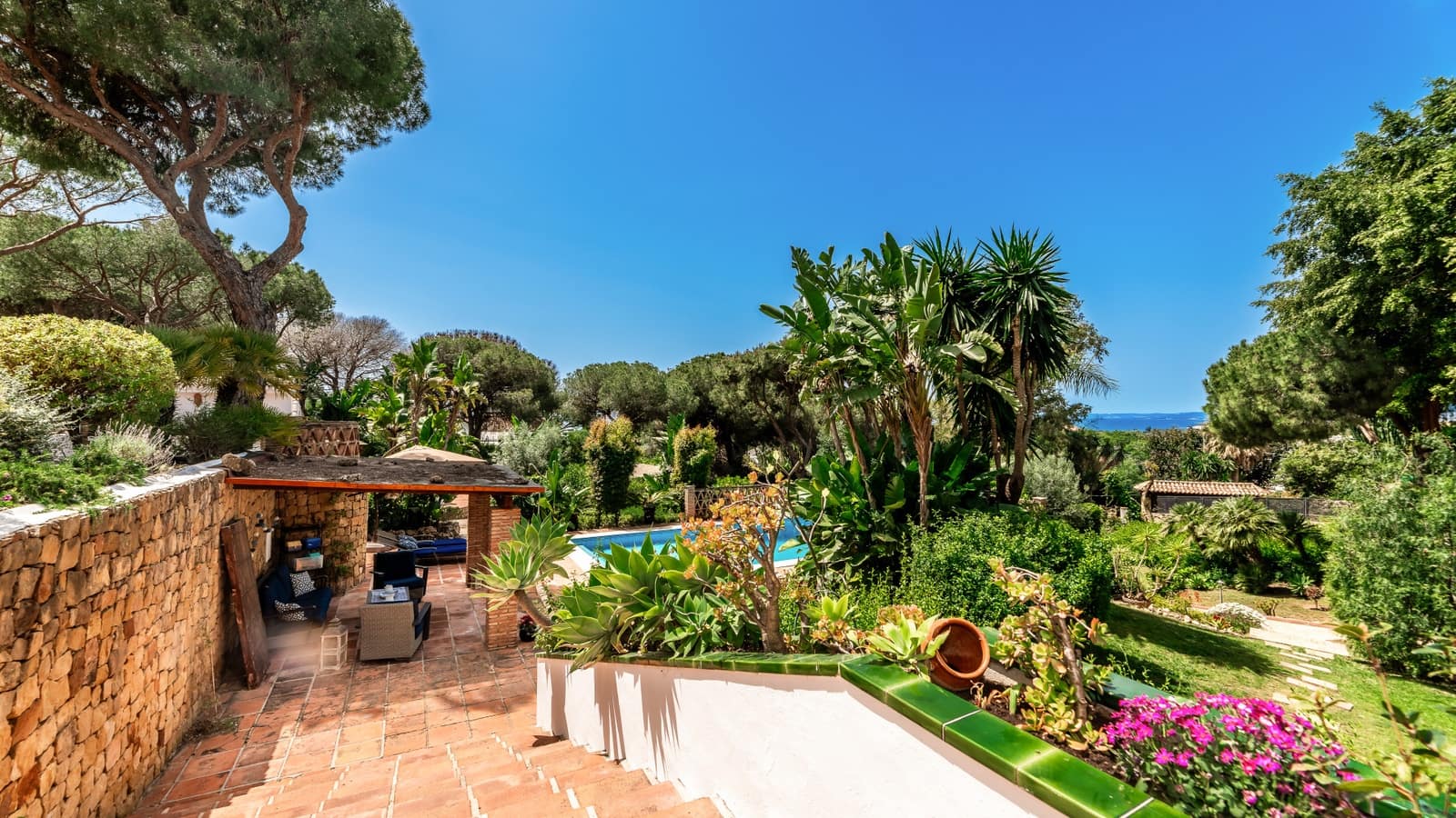 7 Zimmer Villa zu verkaufen in Marbella mit Pool Garage - 2.495.000 € (Ref: 9848830)