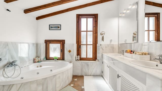 7 quarto Moradia para venda em Elviria, Marbella com piscina garagem - 1 995 000 € (Ref: 9848830)